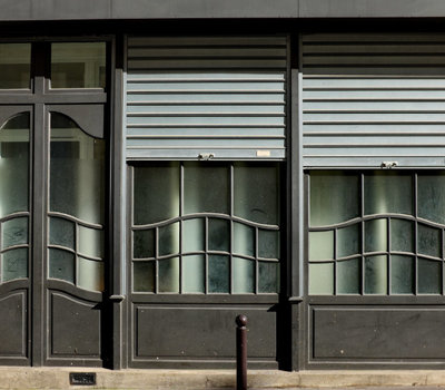 L’installation d’une devanture de magasin à Capdenac